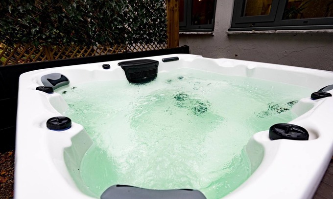 Blacon Apartment | The Cheshire Gathering - Hot Tub 8 Bedrooms