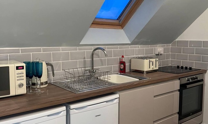 Saint Asaph Apartment | The Chicken Coop - One ensuite bedroom with hot tub