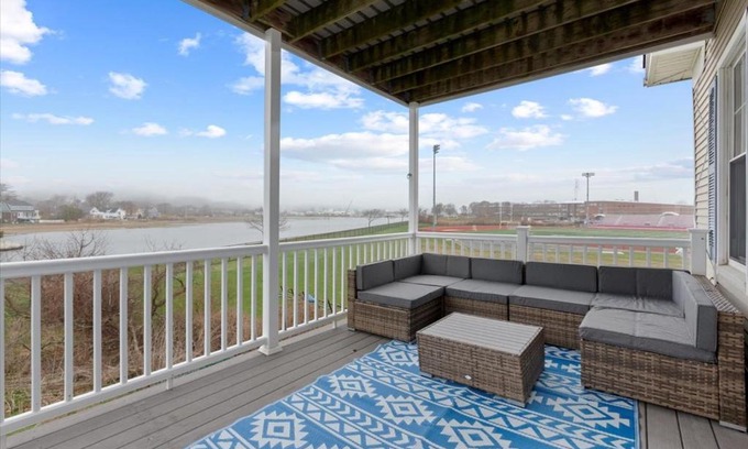 Gloucester Apartment | The Chill-a-Vista