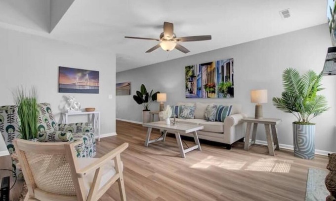 North Charleston House | The Chucktown! Walkable to bars+KING bed!