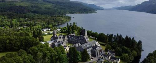 Fort Augustus House | The Classrooms, Loch Ness Abbey - 142m2 Lifestyle & Heritage apartment - Pool & Spa - The Highland Club - Resort on lake shores