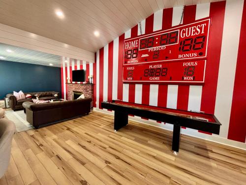 Bloomington House | The Clubhouse Walk To Stadiums