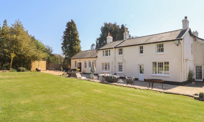 Llanwenarth House | THE COACH HOUSE, family friendly, with a garden in Abergavenny