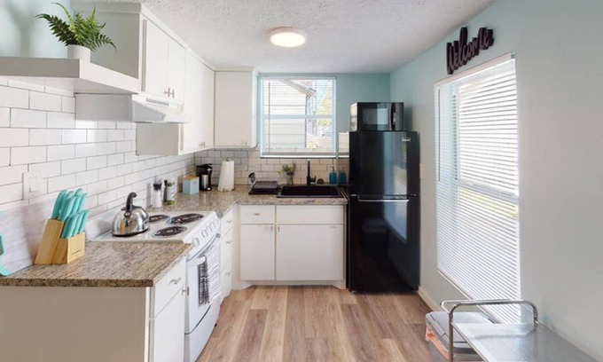 Baytown Apartment | The Comfi Coral - Apartment Home Studio D