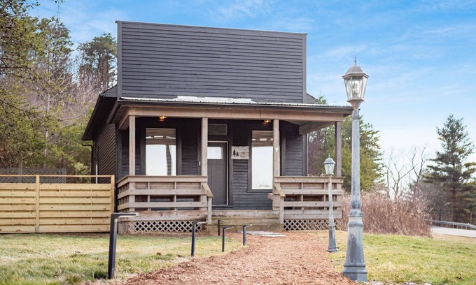 New Plymouth Cabin | The Copper & Oak House + Pickleball l Hot Tub