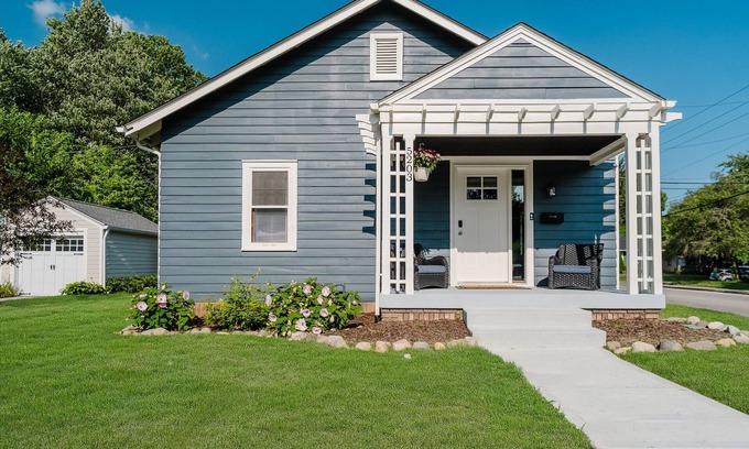Meridian-Kessler House | The Corner Cottage -Walkable, Comfortable, Stylish