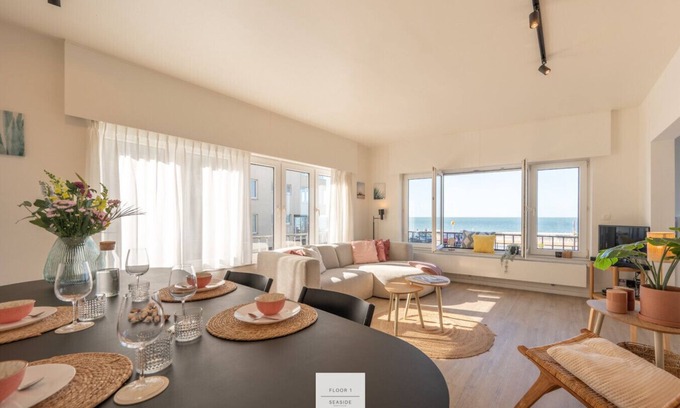 Mariakerke Apartment | The Corner Floor, front row views and parking