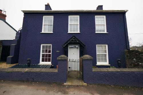 Laugharne House | The Cottage-Large central property with Estuary views and private parking
