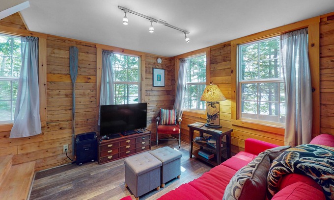 Franklin Cabin | The Cottage | Peaceful 32-Acre Lakefront Getaway | Canoe, Firepit & Big Deck