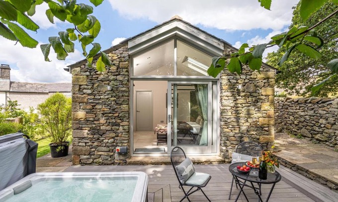 Kirkby Lonsdale House | The Cow Shed - with hot tub