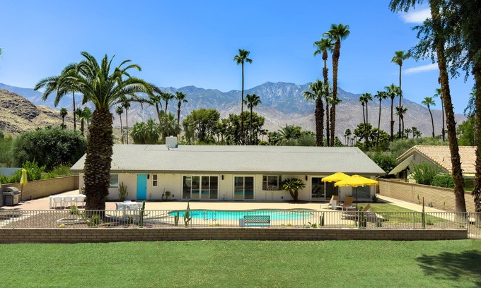 Palm Springs House | The Cowabunga House! - An Art Inspired Home Seated on Historic Golf Resort.