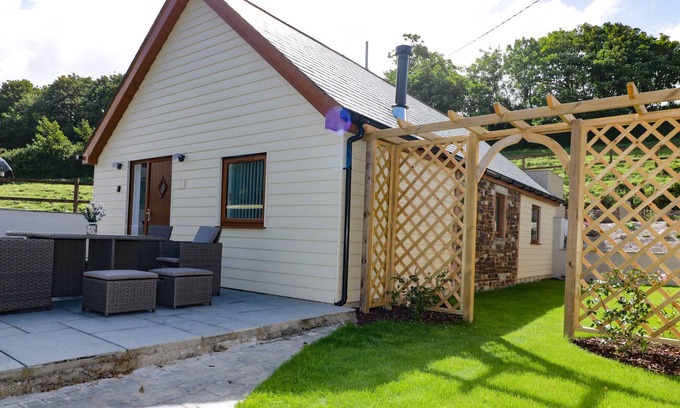 Newquay House | THE COWSHED, pet friendly, luxury holiday cottage in Porth
