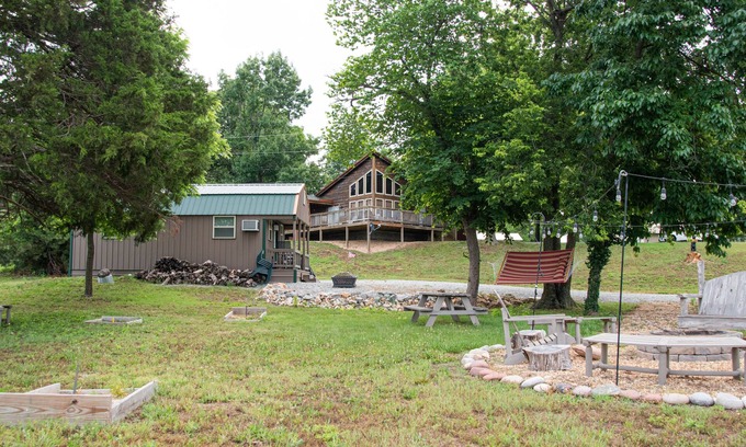 Grove Cabin | The Cowskin Cabin & Bunkhouse - Lakeview Getaway on 1/2 acre