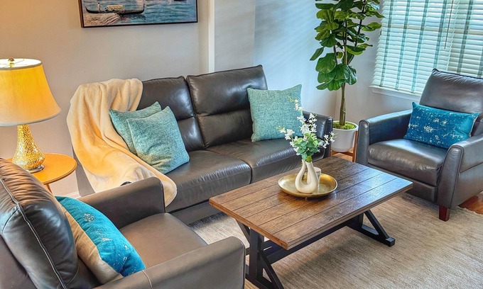 Newark House | The Cozy Corner, 2-bedroom townhome in charming Newark with WiFi, and parking