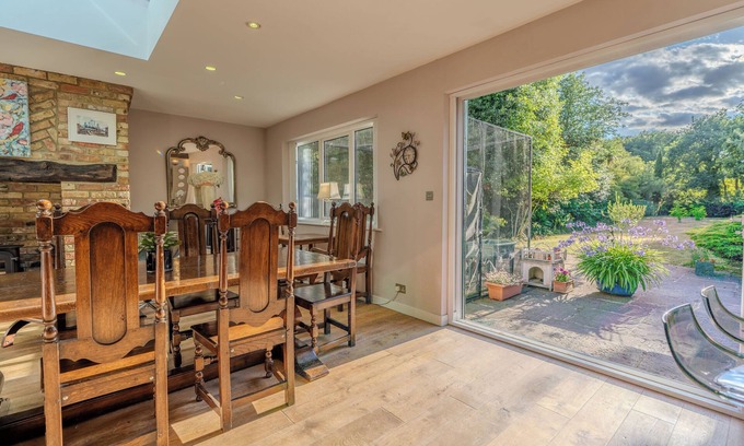 Eltham South House | THE COZY RETREAT, Rustic Charm Meets Modern Living (1 Private Bedroom)
