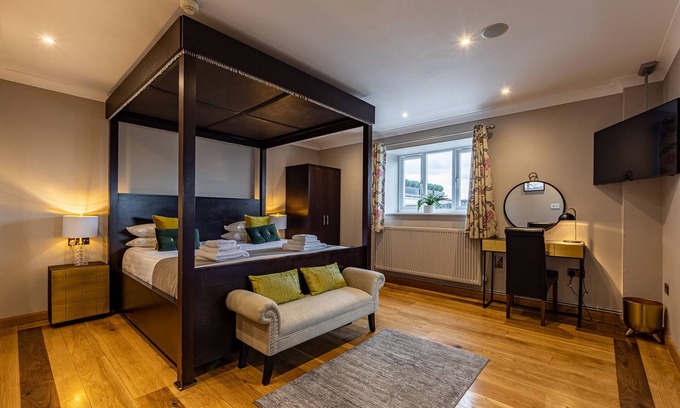 East Horrington Hotel | The Crossways