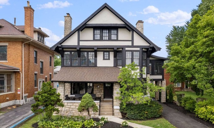 Near East Columbus House | The Crotti Conservatoire Castle - 𝟑 𝐟𝐥𝐨𝐨𝐫𝐬!