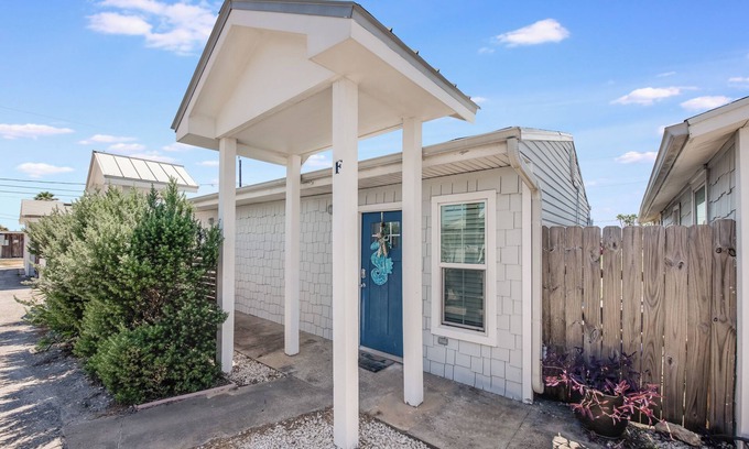 Old Town Cottage | The cutest cottage in all of Port Aransas! Cottage for 2, Close to the beach