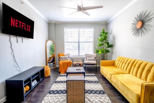 Downtown Dallas Apartment | The Dallas Den Sleeps 10