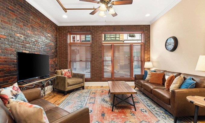 Downtown Nashville Condo | The Dolly Parton 2 Blocks to Broadway