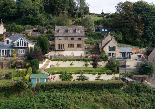 Stroud House | The Dormers - 5 BD Amazing Views of Stroud Valley
