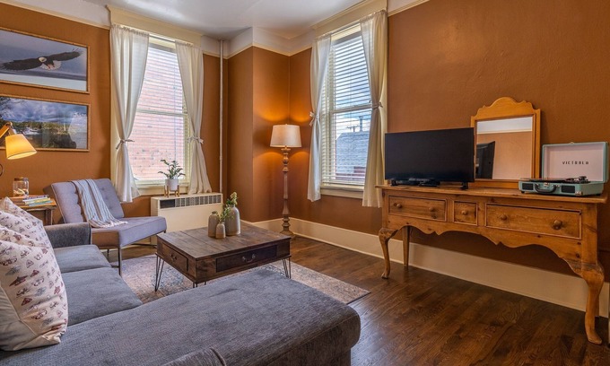 Livingston Apartment | The Downtown Lovely - Historic yet modern space downtown