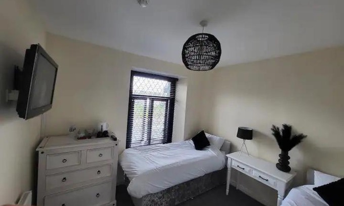 Holyhead House | The Dublin Packet - Twin Room 1