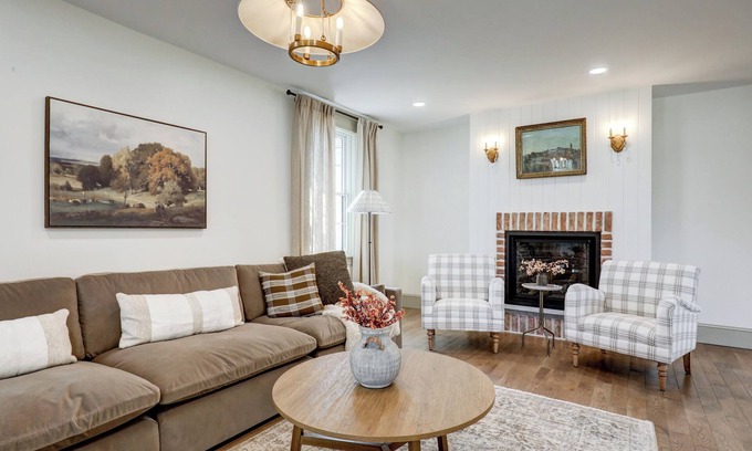 Gordonville House | The Eby Farm/Newly renovated, Modern, Peaceful 5 bedroom & 5 bath/Hot Tub