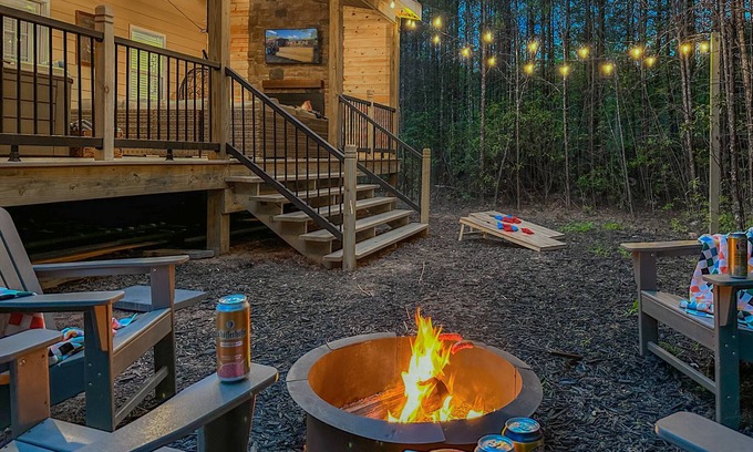 Helen House | The Edelweiss-NEW! Arcade Room, Hot Tub, Firepit, 5 minutes to town!