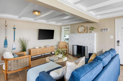Balboa Peninsula House | The Edgewater Condos by AvantStay Waterfront Views and Short Walk to Beach