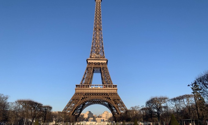 Quartier du Gros-Caillou Apartment | The Eiffel Tower is just a minute's walk away! Nice, comfortable family apartment