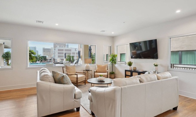 Central Business District Hotel | The Eleanor: Poolside Unit