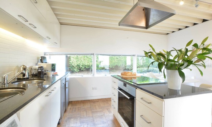 Ely House | THE ELLIS-MILLER HOUSE, romantic, with open fire in Ely