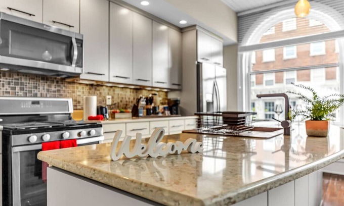 Downtown Greensboro Condo | The Elm St. Suite Penthouse
