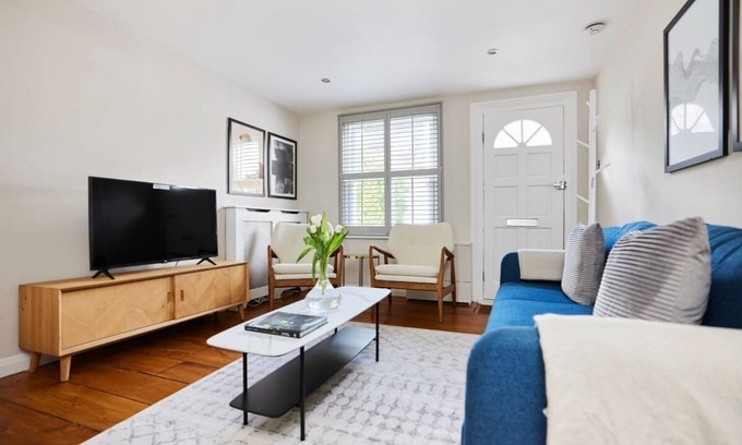 Weybridge Cottage | The Elmbridge Getaway - Glamorous 2bdr With Garden