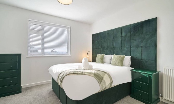 Cribbs Causeway Apartment | The Emerald | Sleeps 8 | Contractors | FreeParking