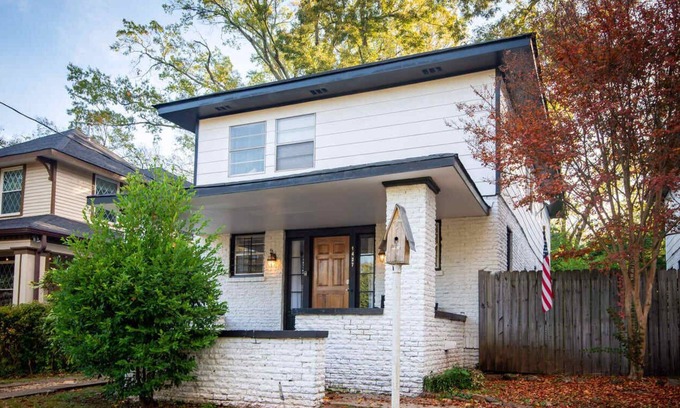 Glen Iris House | The Enchanter & Charmer - Two Homes - Sleeps 28