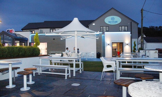 Llanrhidian Higher Bed & Breakfast | The Estuary Bar and Rooms
