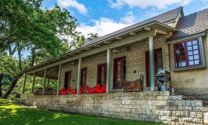 Kerrville House | The Fall Creek Retreat
