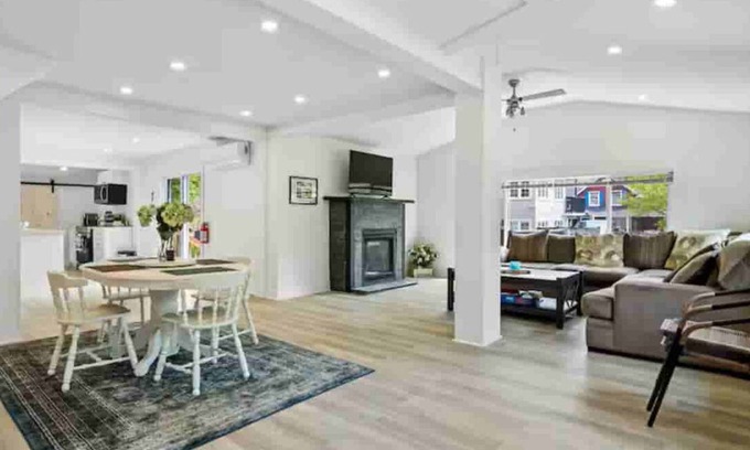 Crystal Beach Cottage | The Family Lakehouse - An Idyllic Bay Beach Escape
