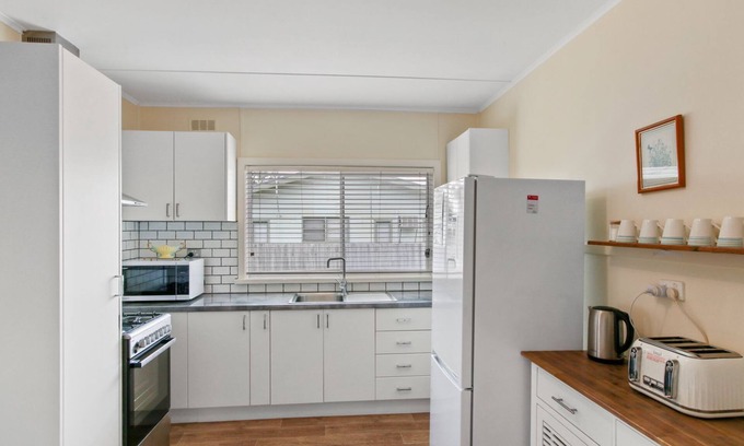 Lakes Entrance Cottage | The Fishermans Cottage - Cosy centrally located cottage ideal for families and groups