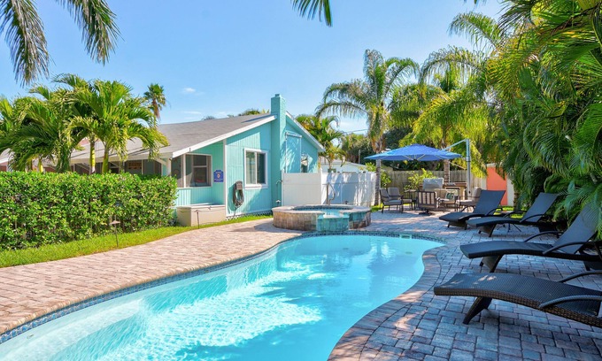 Madeira Beach Cottage | The Flamingo Cottage. Walk To Beach, Shops, Dining & Water Sports