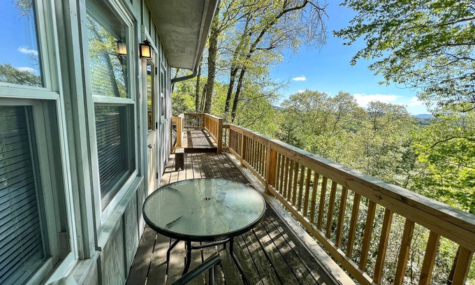 Fleetwood Ski Chalet | The Fox Den- 2BR/2BA w/River Views, Fireplace, &Fire Pit