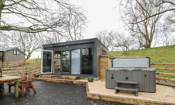 Llandrindod Wells Cottage | THE FOX DEN, with hot tub in Rhayader