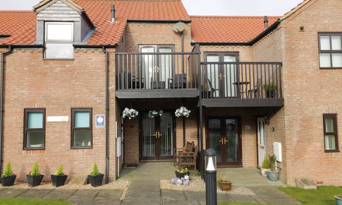 Ruswarp House | THE FOX'S DEN, pet friendly, with a garden in Whitby