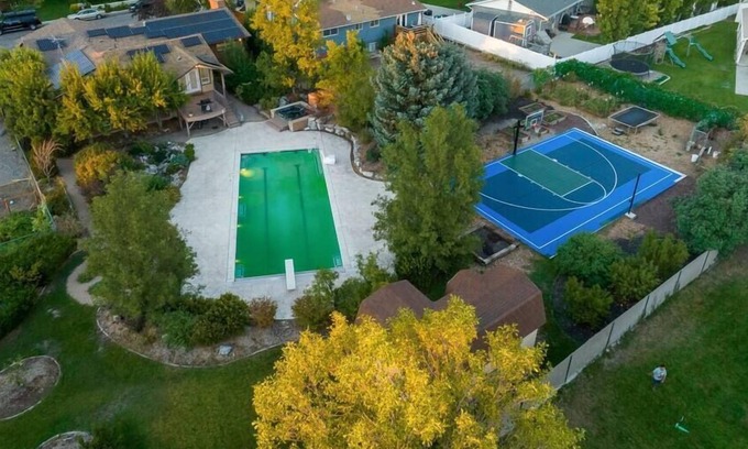 Bonneville House | The G.O.A.T. House, Pool, Pickle Ball, Sleeps 25+