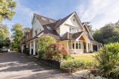 Canford Cliffs Apartment | The Gables Penthouse - 15-Minute Walk to Branksome Chine Beach