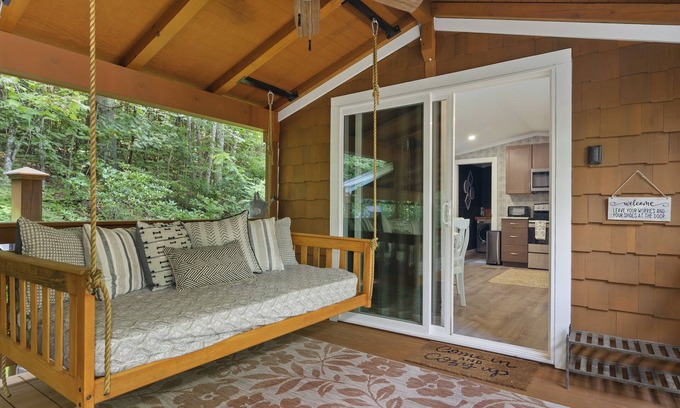Flat Rock Cottage | The Gala Getaway @ Backyard 🍎 Cottages