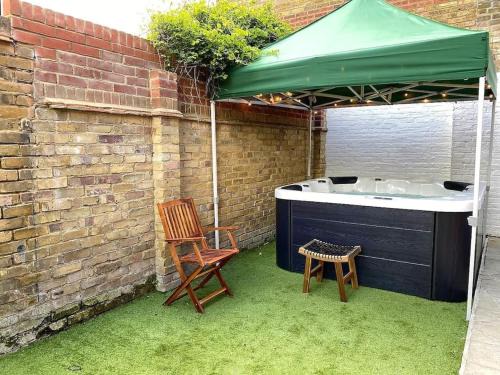 Westbrook Apartment | The Garden Apt Hot Tub - Westbrook Bay Beach - By Goldex Coastal Breaks