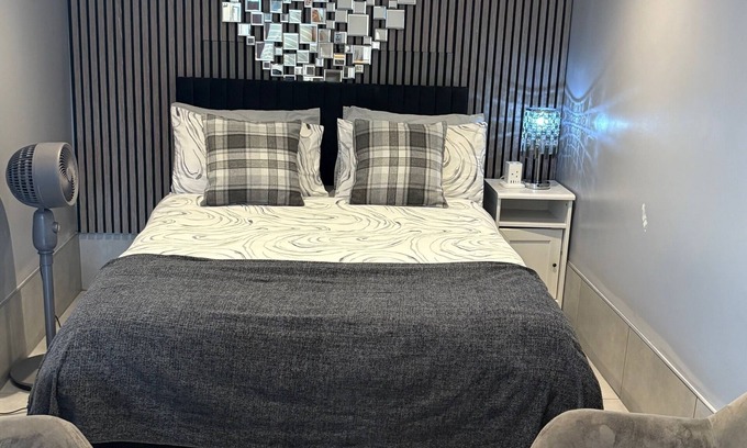 Luton Apartment | The Garden Studio, Private, Modern, Cozy, Quiet Area near Luton Airport